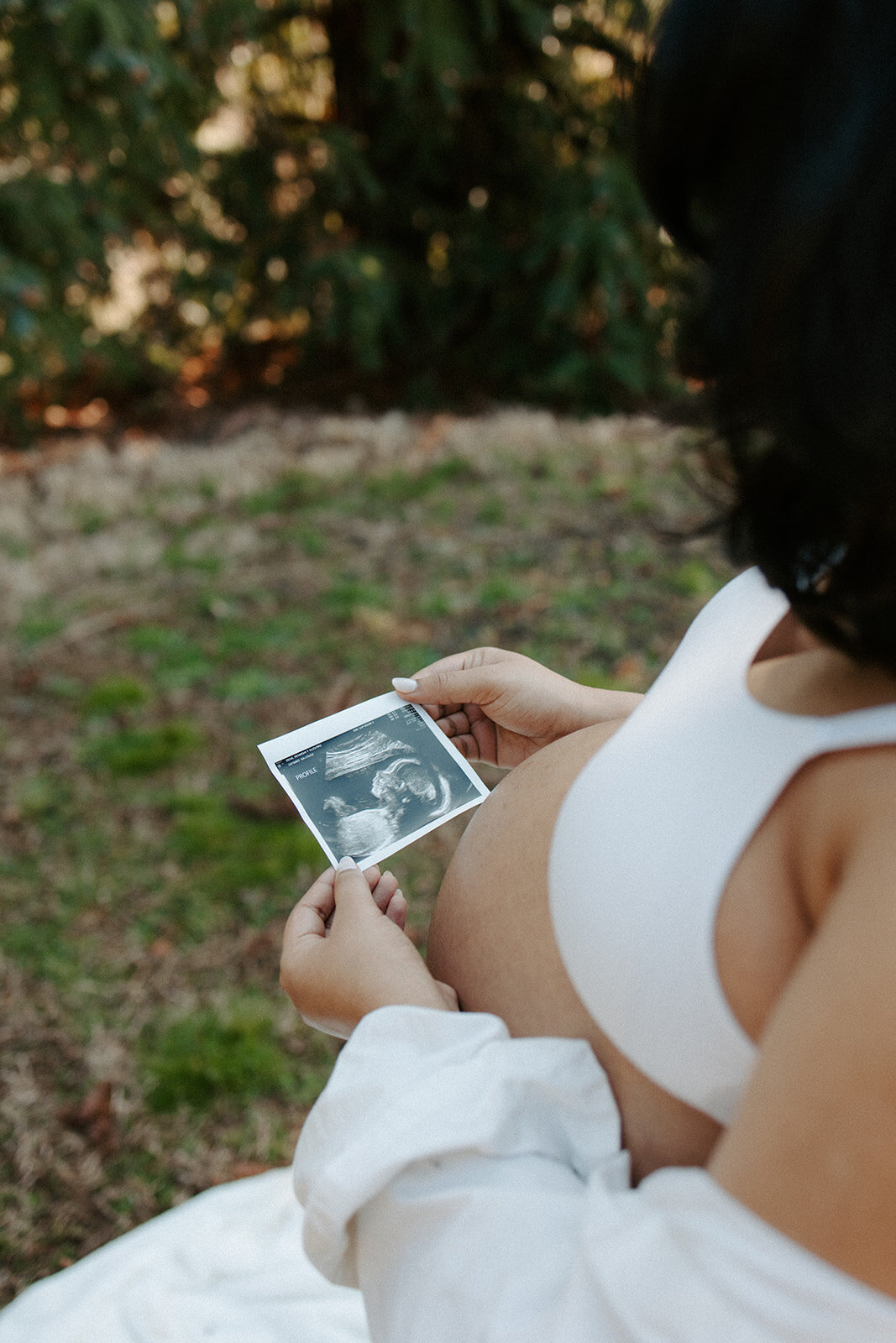 Mom posing with ultrasound photo during Maymont Park maternity photoshoot with RVA maternity photographer