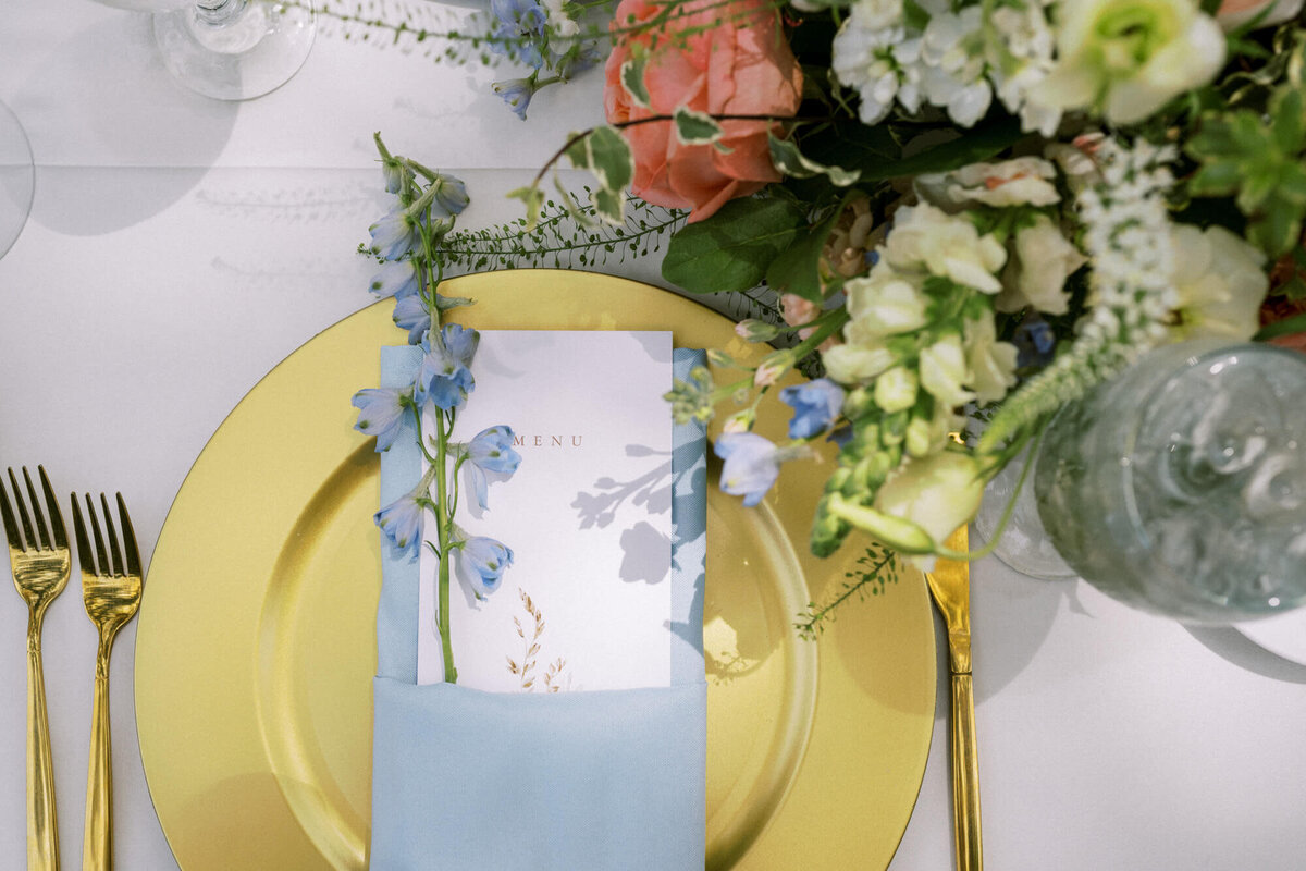 simple-outdoor-wedding-decor