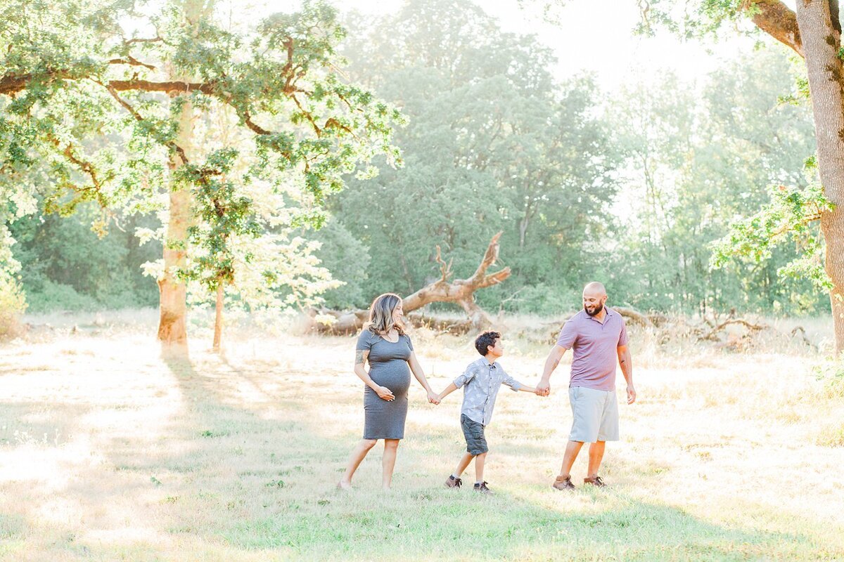 maternity photos with whole family at champoeg state park