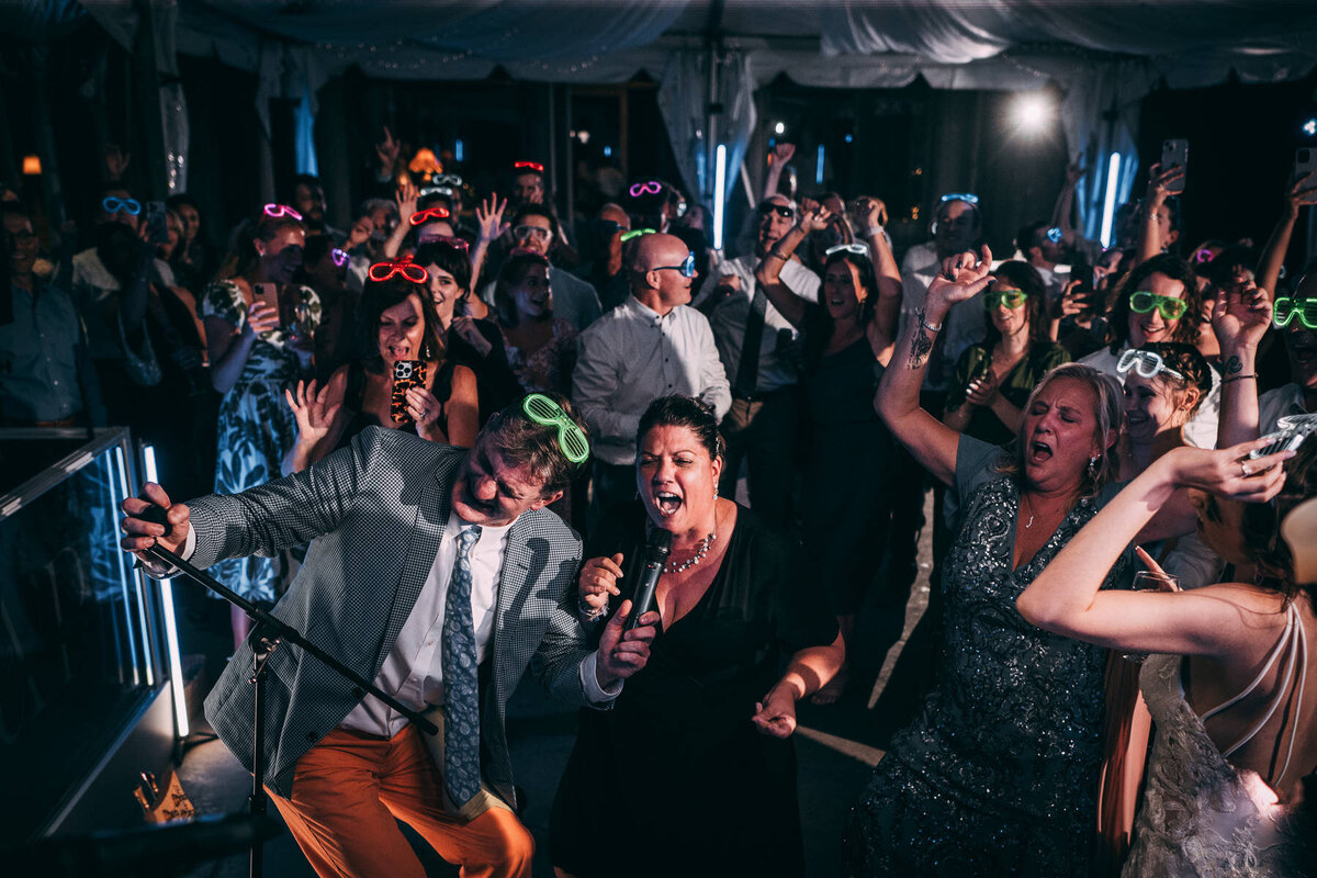 happy-guests-dancing-at-harkness-park-eolia-mansion