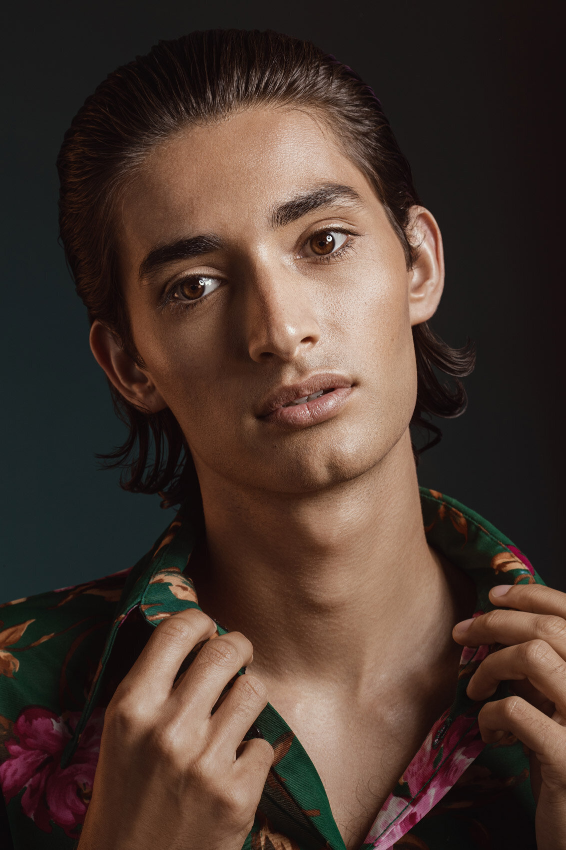 Seb Mahal in a relaxed pose wearing a casual shirt, captured against a neutral background by Ylva Erevall.