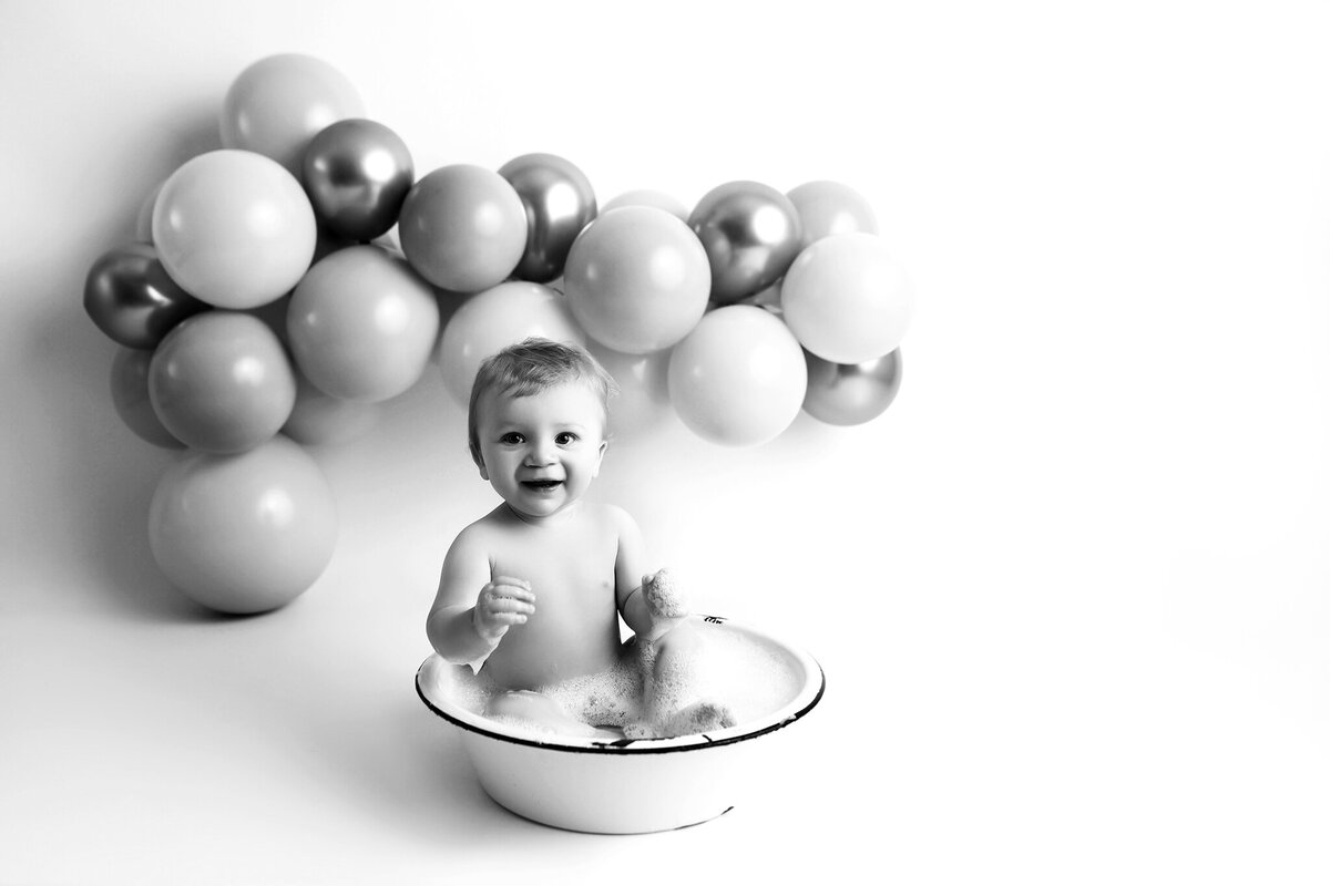 best-cake-smash-photography-near-me-2024-500 x 334
