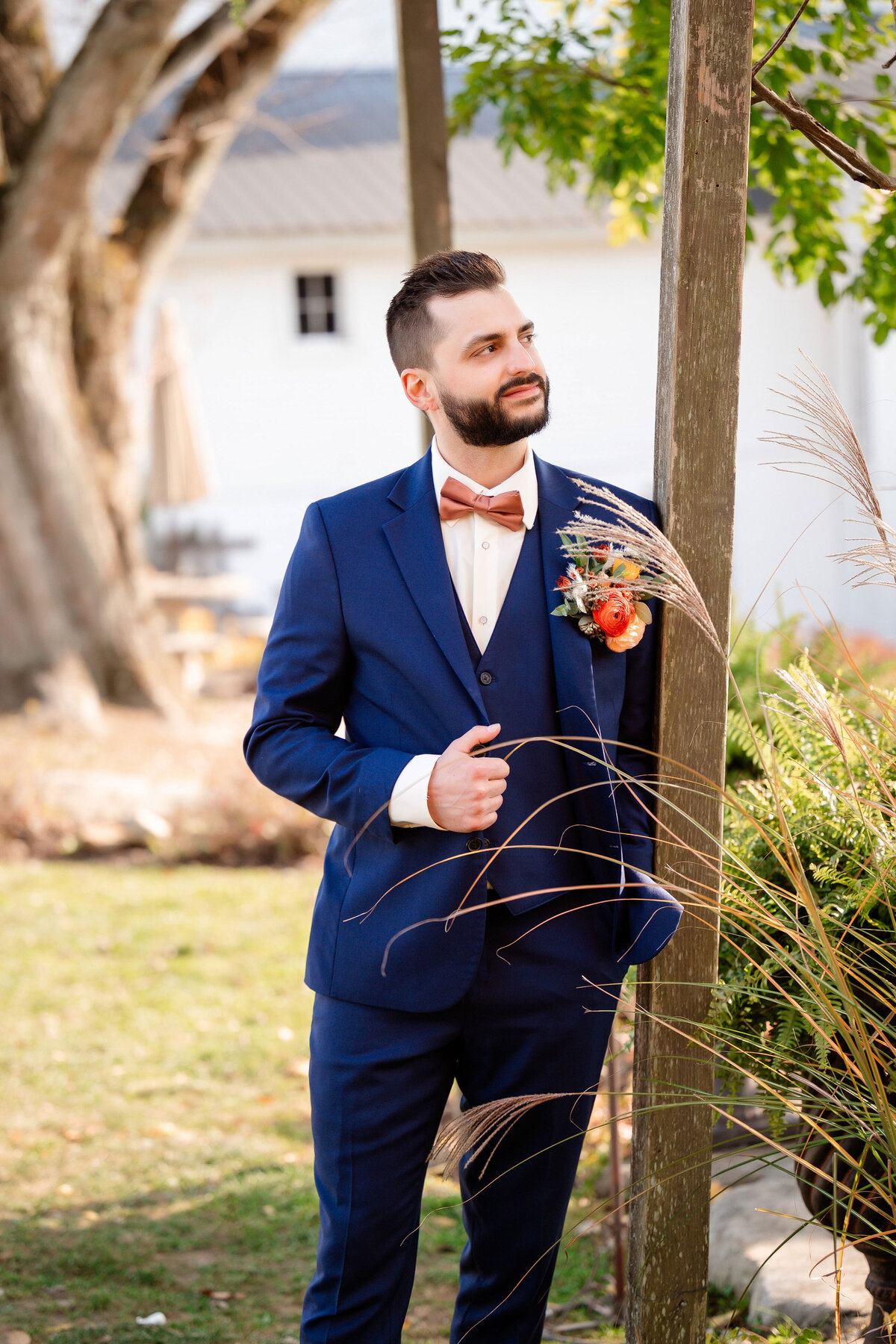 groom posing for picture at shady elms farm