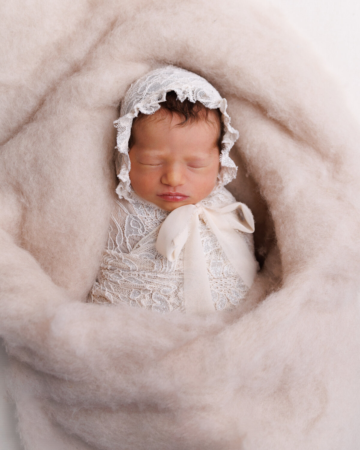 newborn-nest-bonnet-session