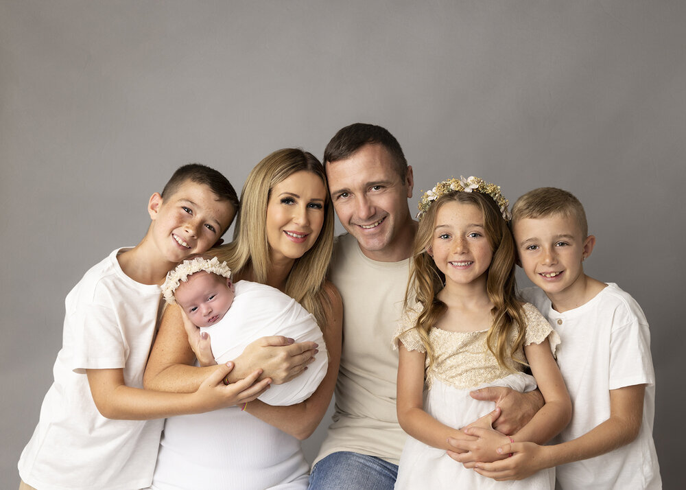 NEWBORN_BABY_GIRLWITHFAMILY