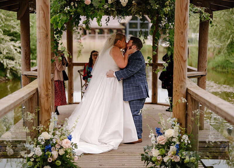 Wedding kiss 185