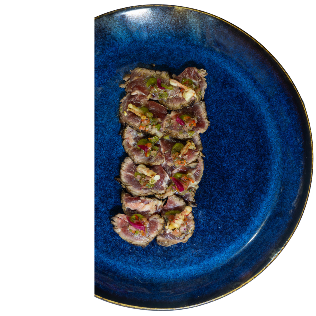Tataki de Wagyu con crema de pimientos asados, cebolla roja encurtida y pico de gallo.