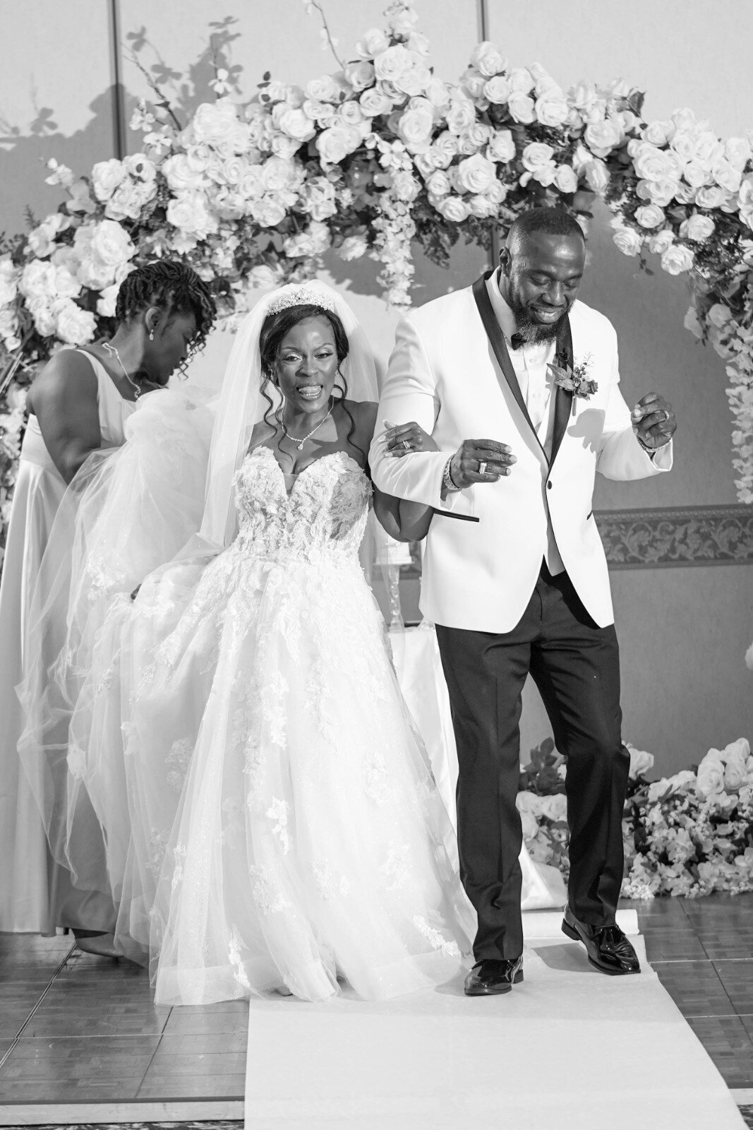 duneland-falls-wedding-grand-exit-black-white