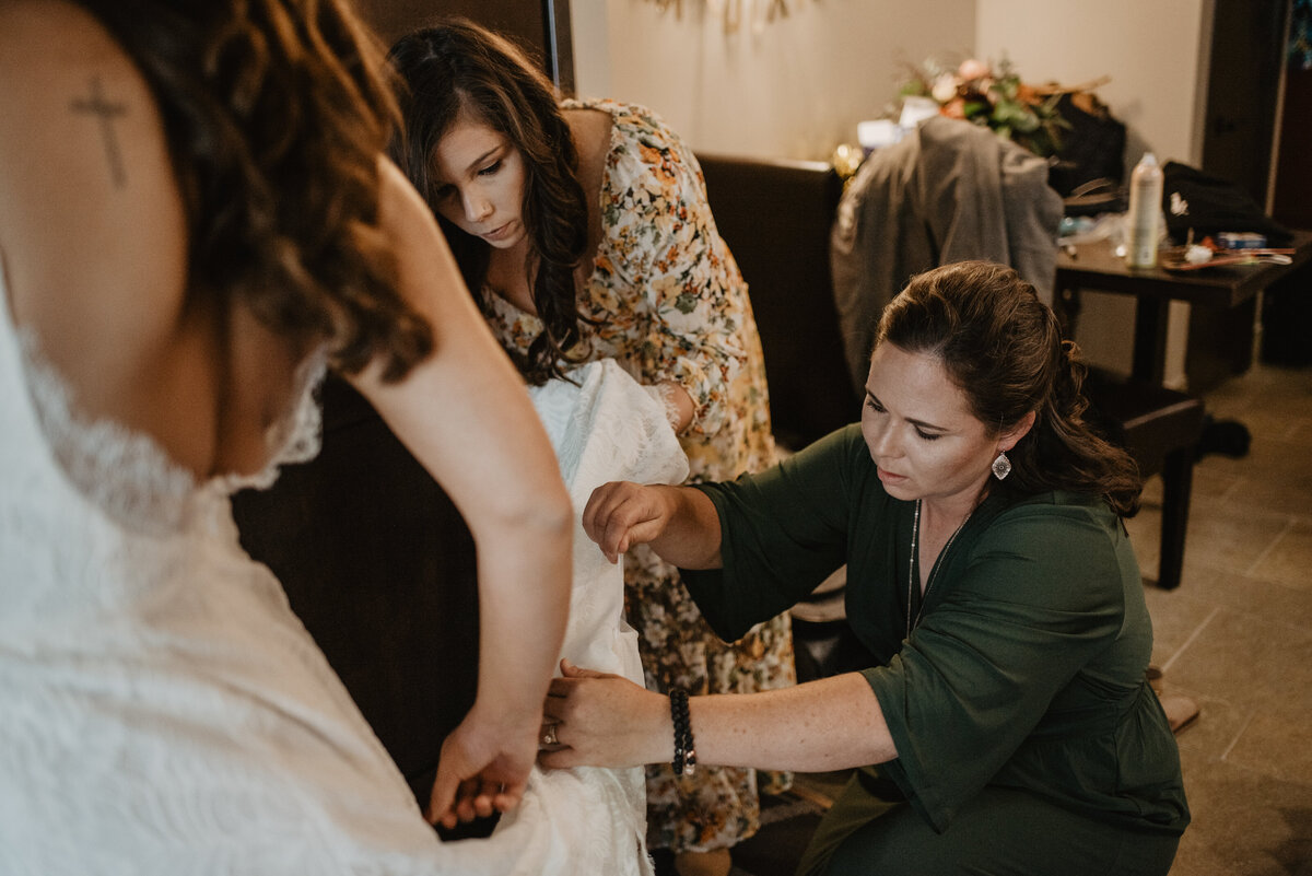 Photographers Jackson Hole capture women helping bride get ready