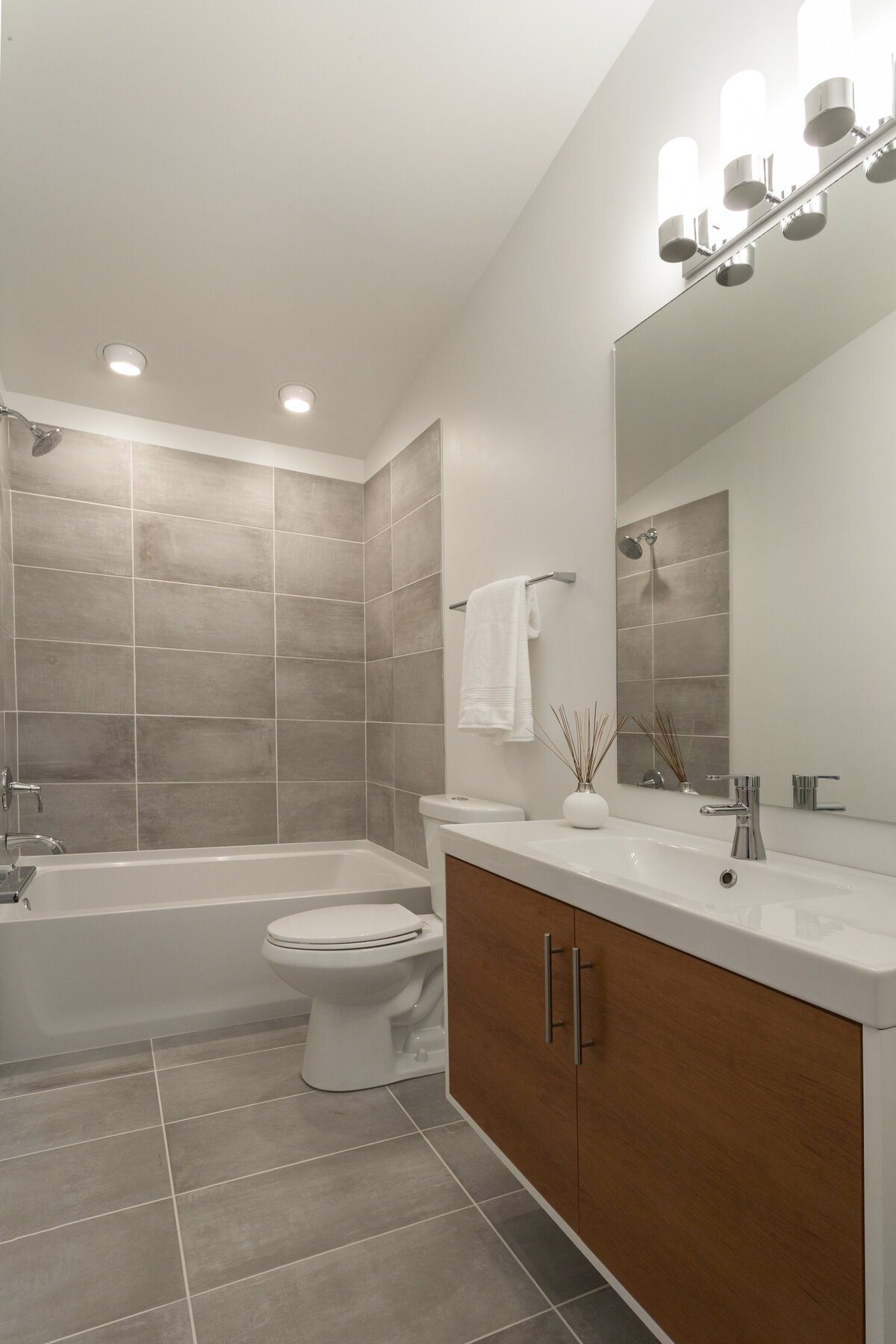 011hall bath