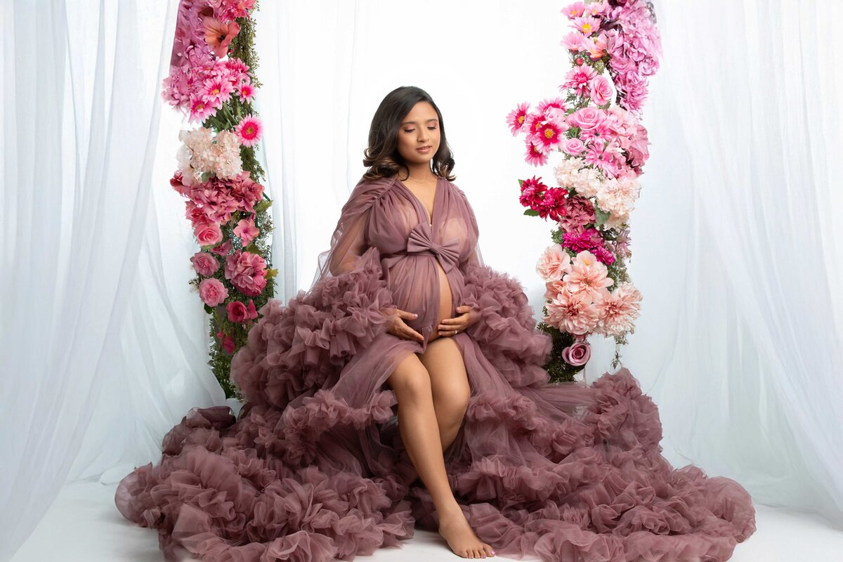 Scottsdale maternity photos in a swing