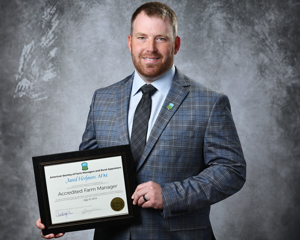 kansas-city-headshot_backdrop-standard-photography-0111-man-holding-certificate-smiling-headshot