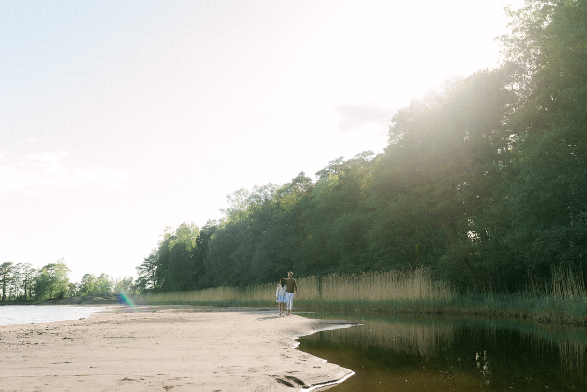 Couple on a beach on a photography session with photographer Hannika Gabrielsson