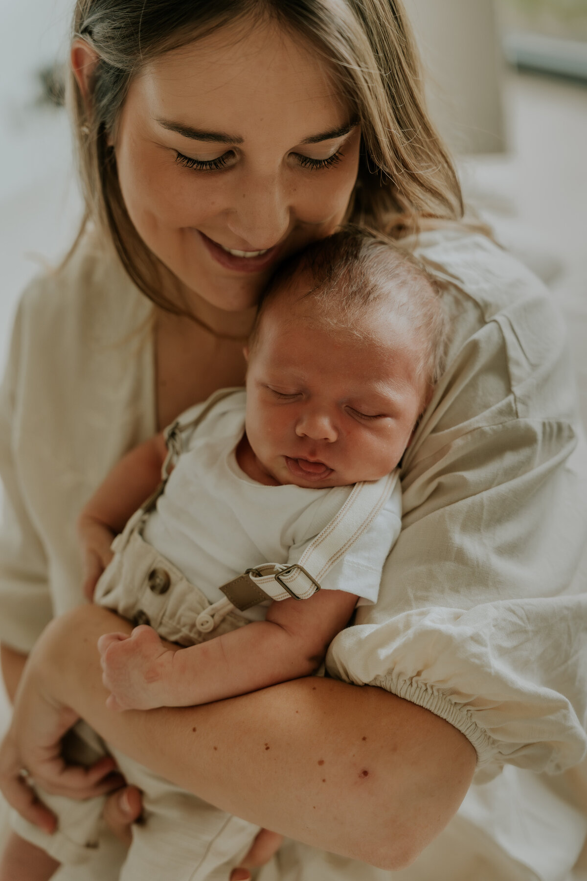 Newborn baby met mama in de armen genietend van hun eerste dagen.