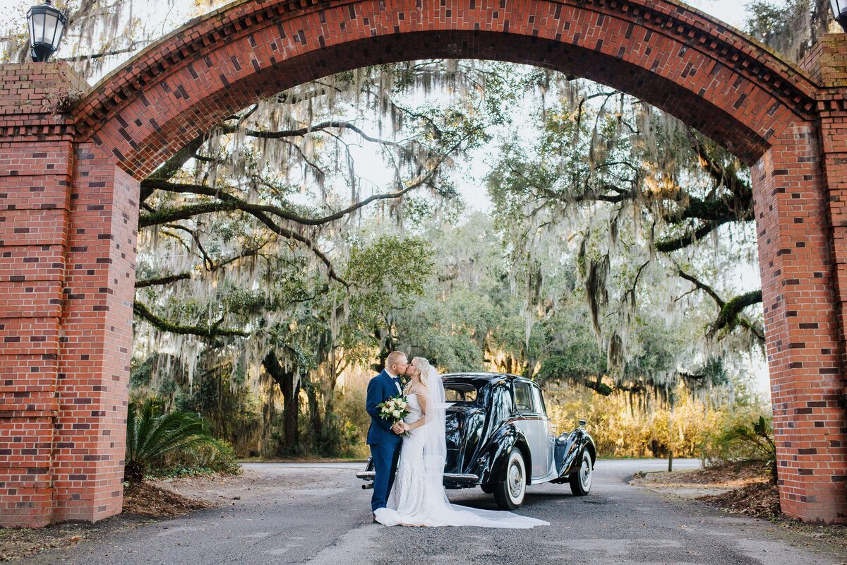 Historic Savannah wedding ceremony and reception - Savannah wedding photographer Izzy + Co.