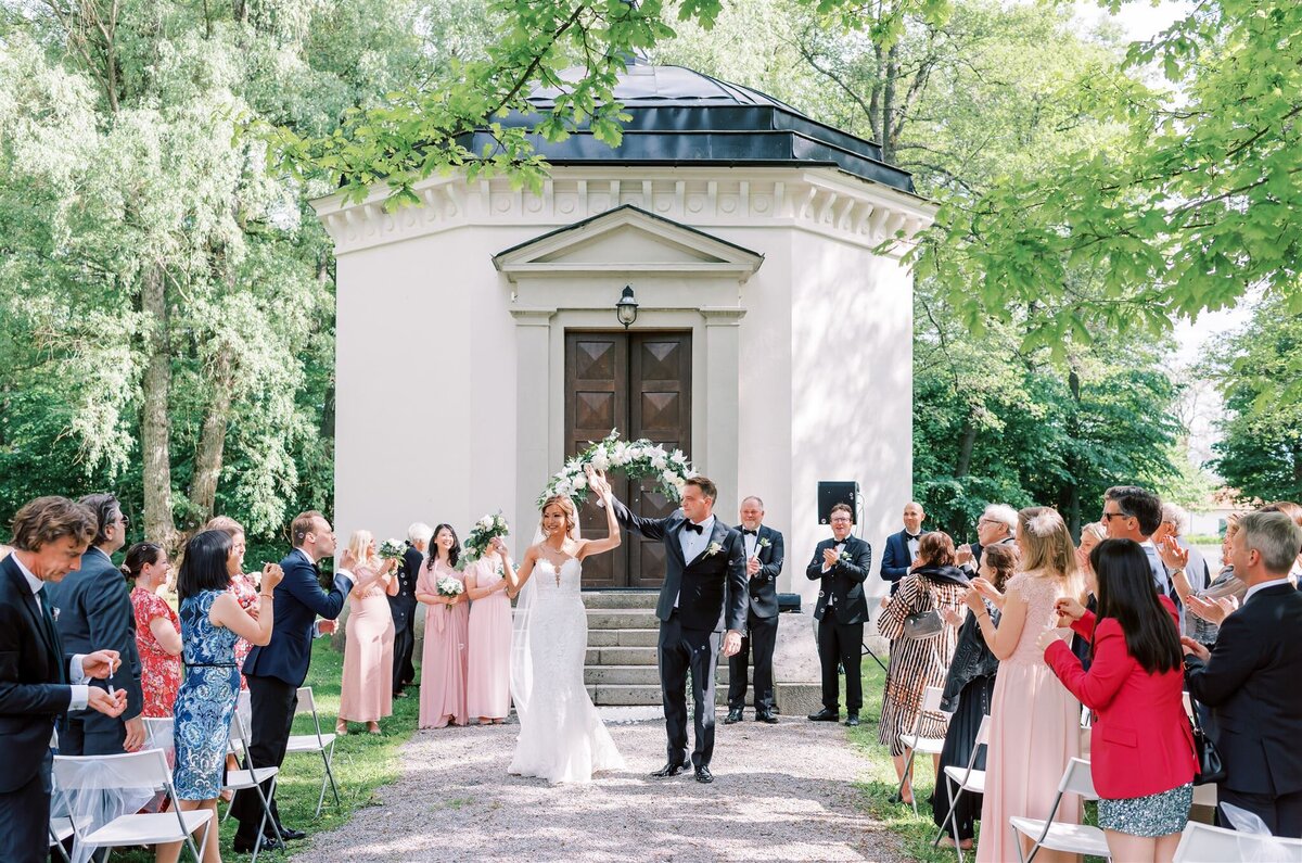Bröllopsfotograf i Stockholm helloalora Anna Lundgren destination slottsbröllop Rånäs Slott i Roslagen såpbublor exit utomhus vigsel