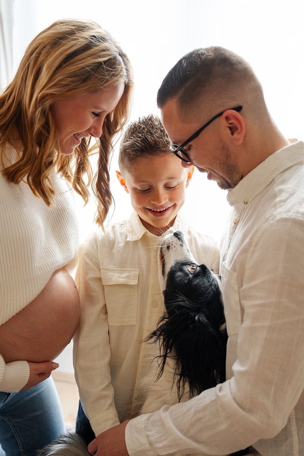 seance-photo-grossesse-en-famille-avec-chien35