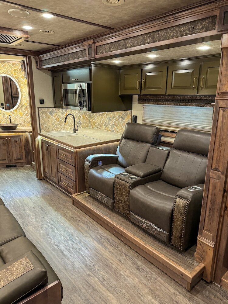 luxury-living-quarter-horse-trailers-trail-boss-conversions-kitchens-9