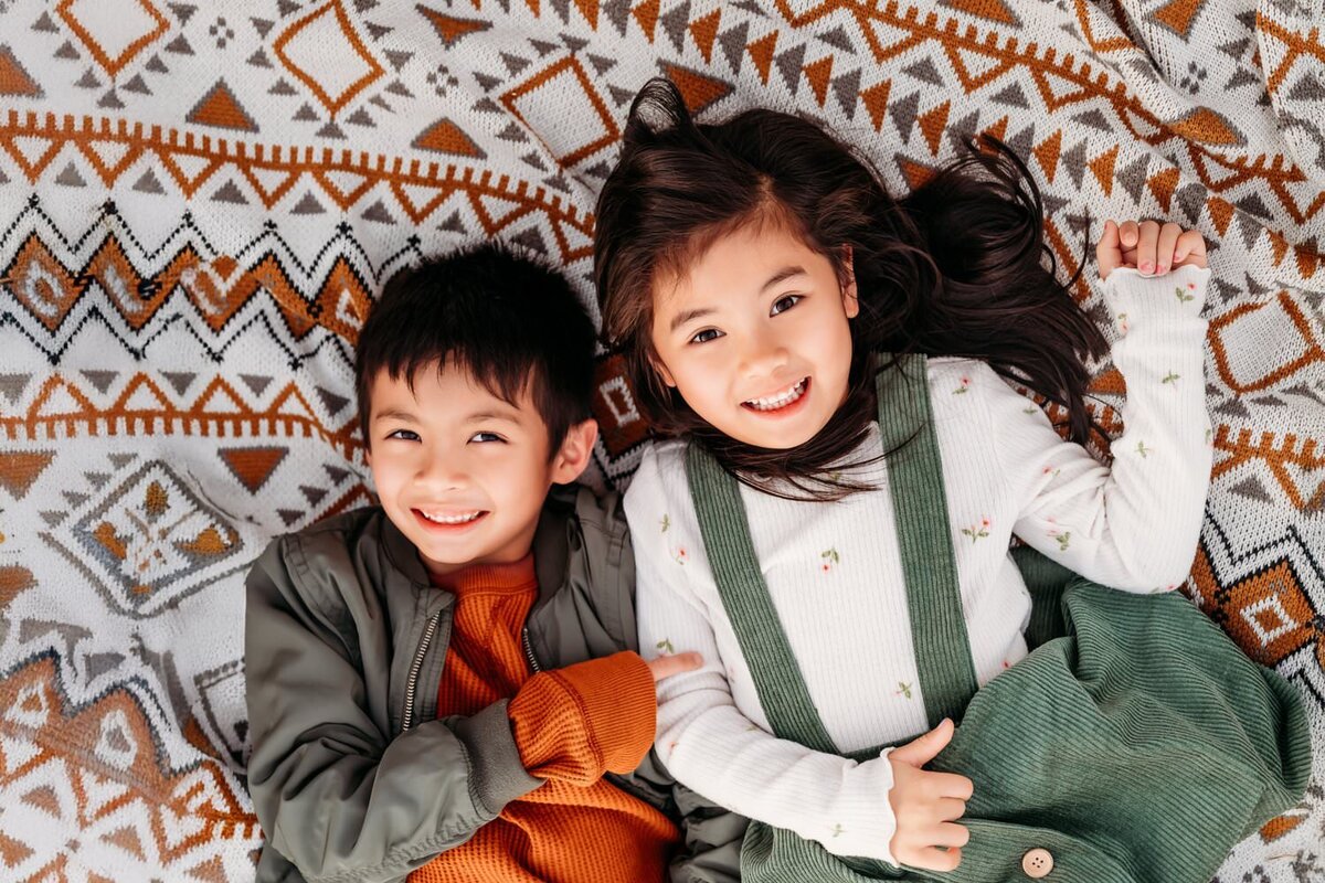 kids-on-blanket