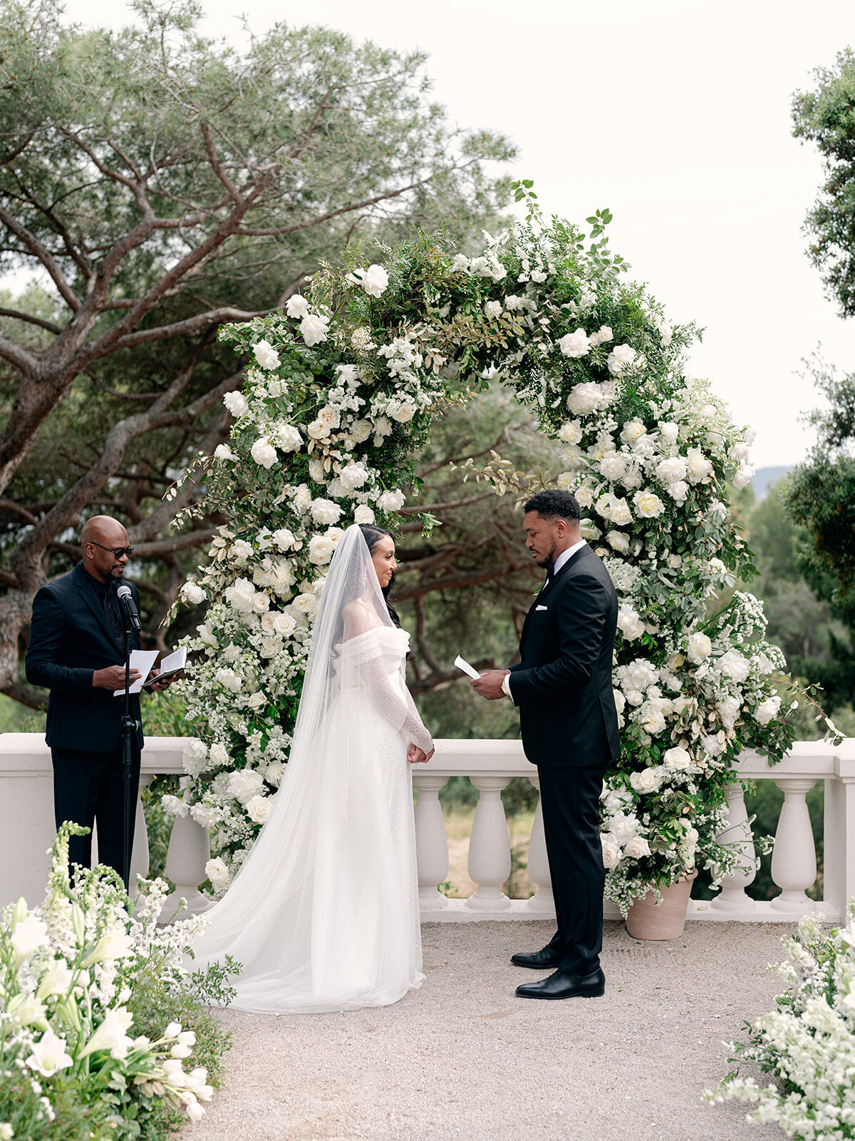 22-intimate-destination-wedding-french-riviera-with-white-flowers