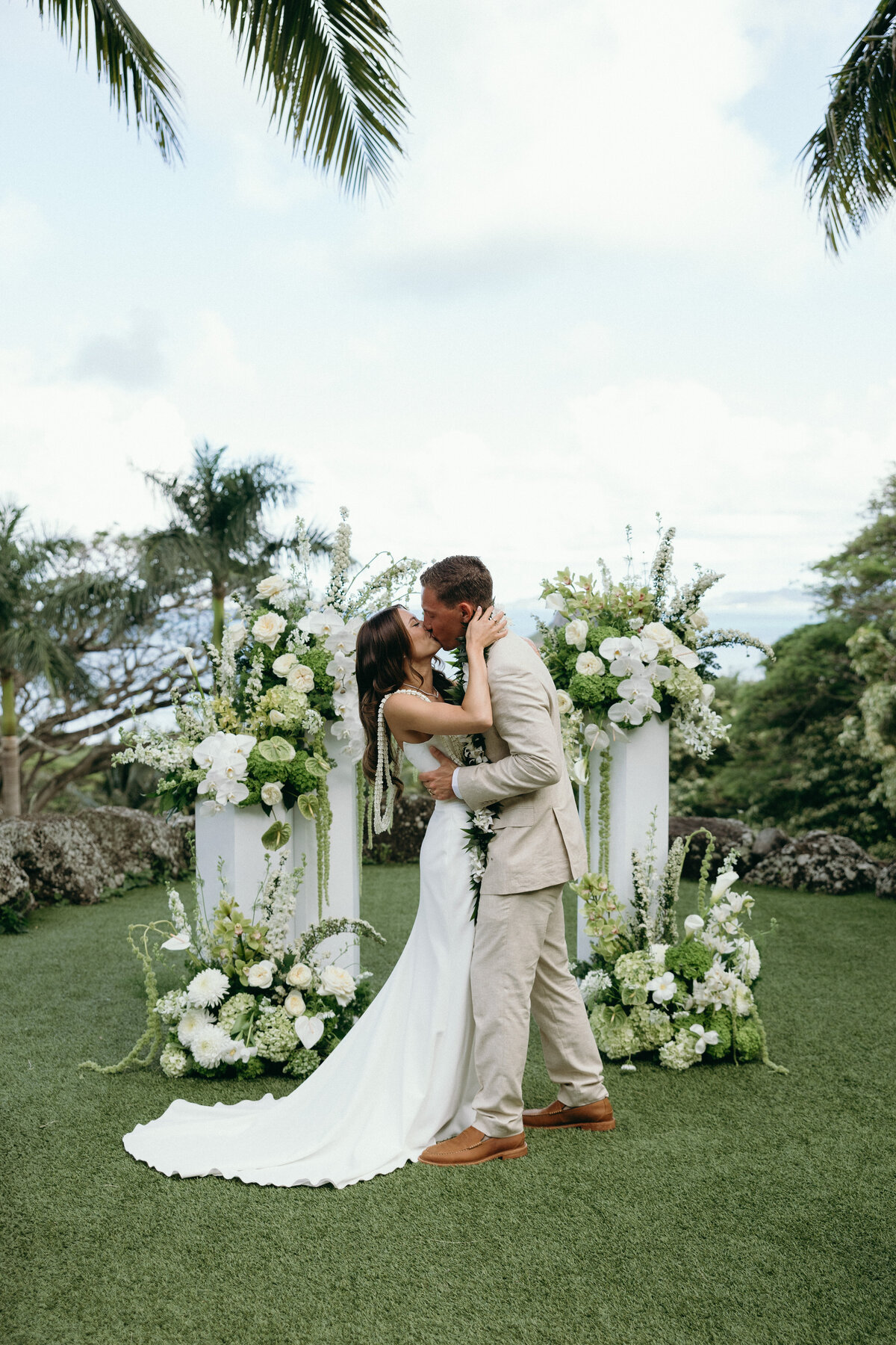 linapricephotography-wedding-ceremony-at-kualoa-ranch-hawaii-oahu.jpg-2492