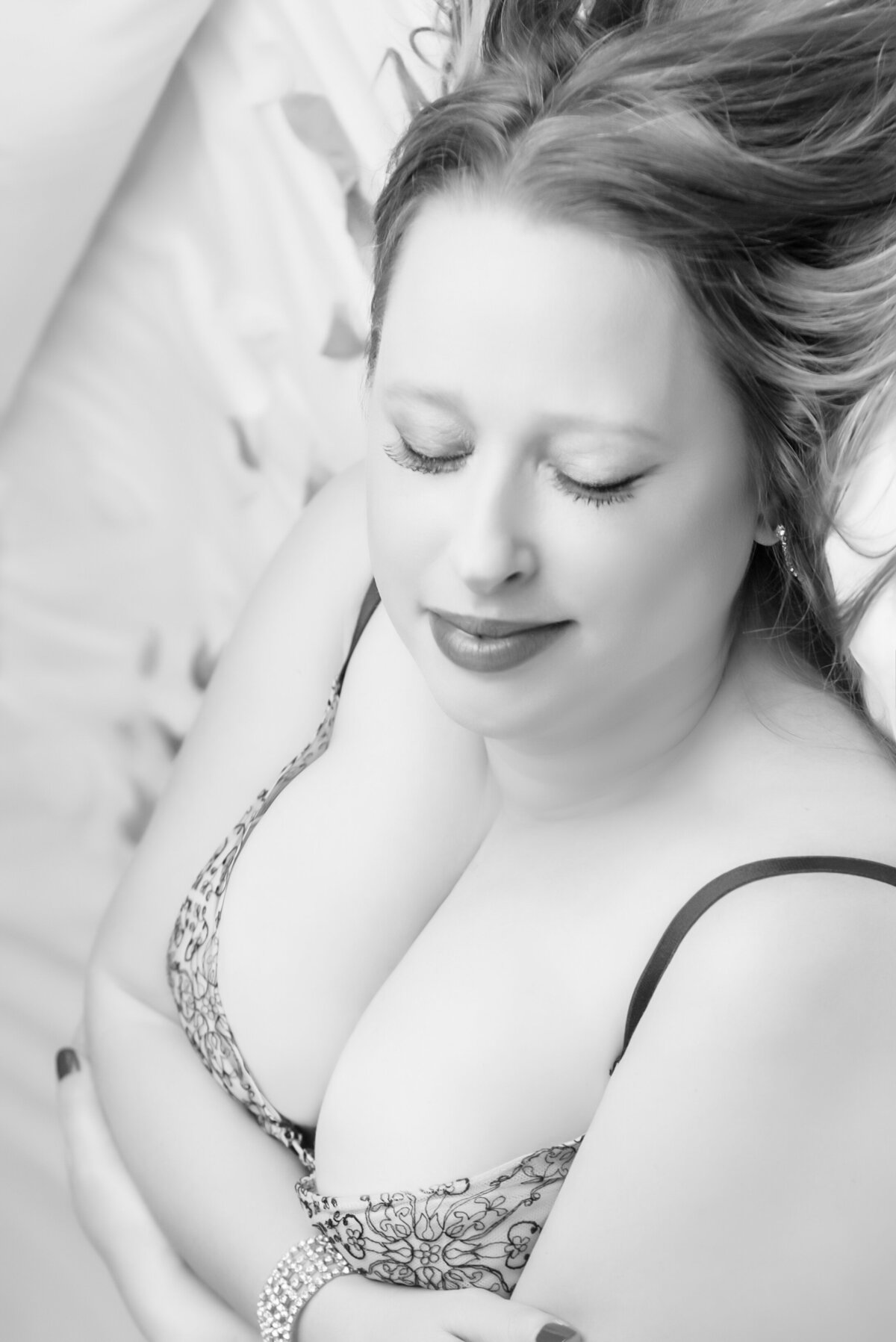 Boudoir photography woman posing in black and white