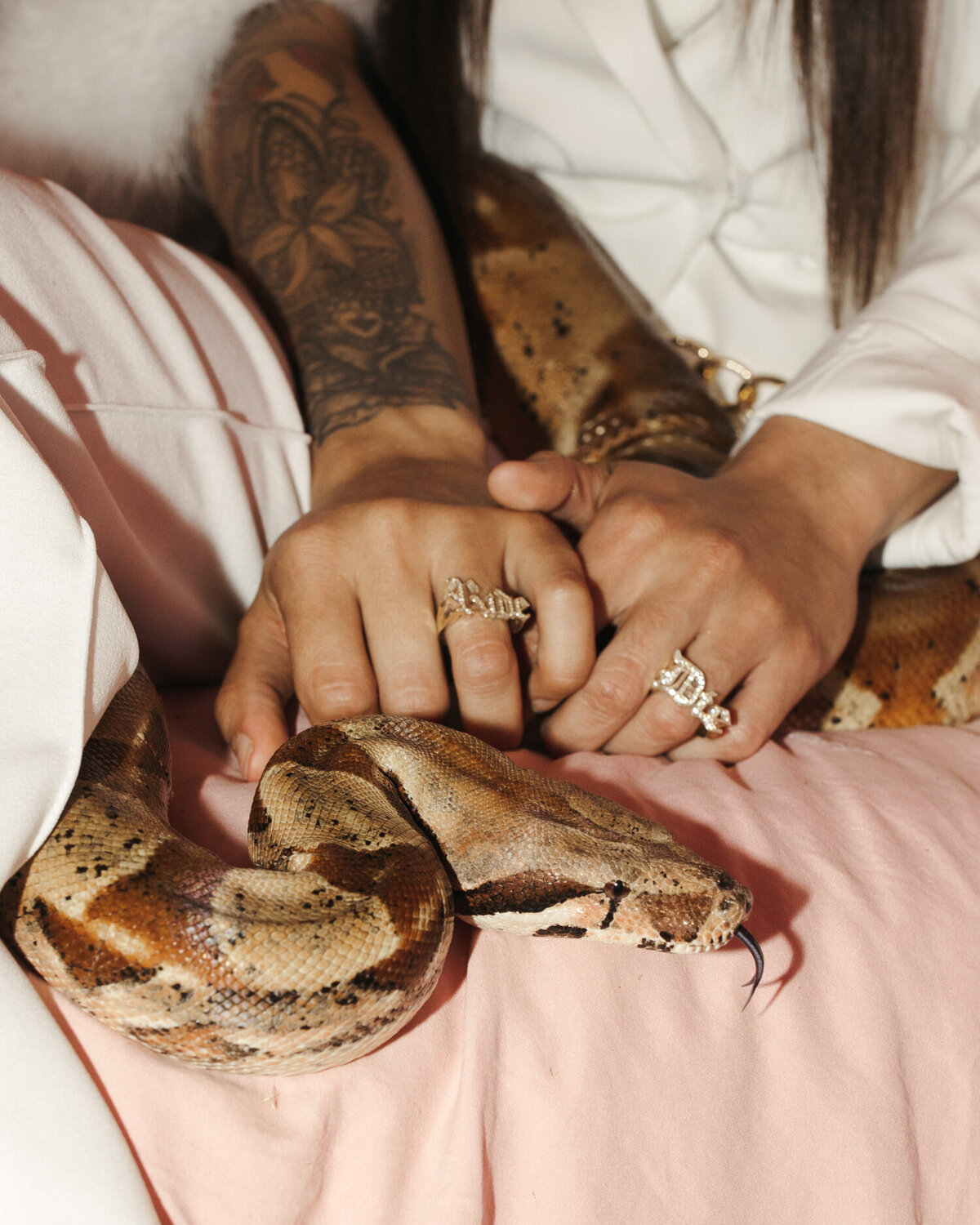 Two-brides-holding-snake-9159