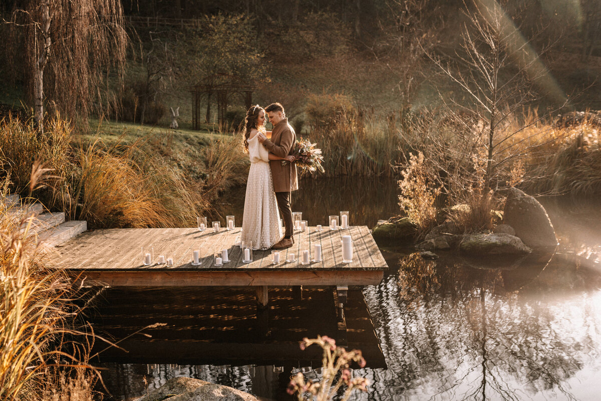 Brautpaar auf einem Steg an einem Teich