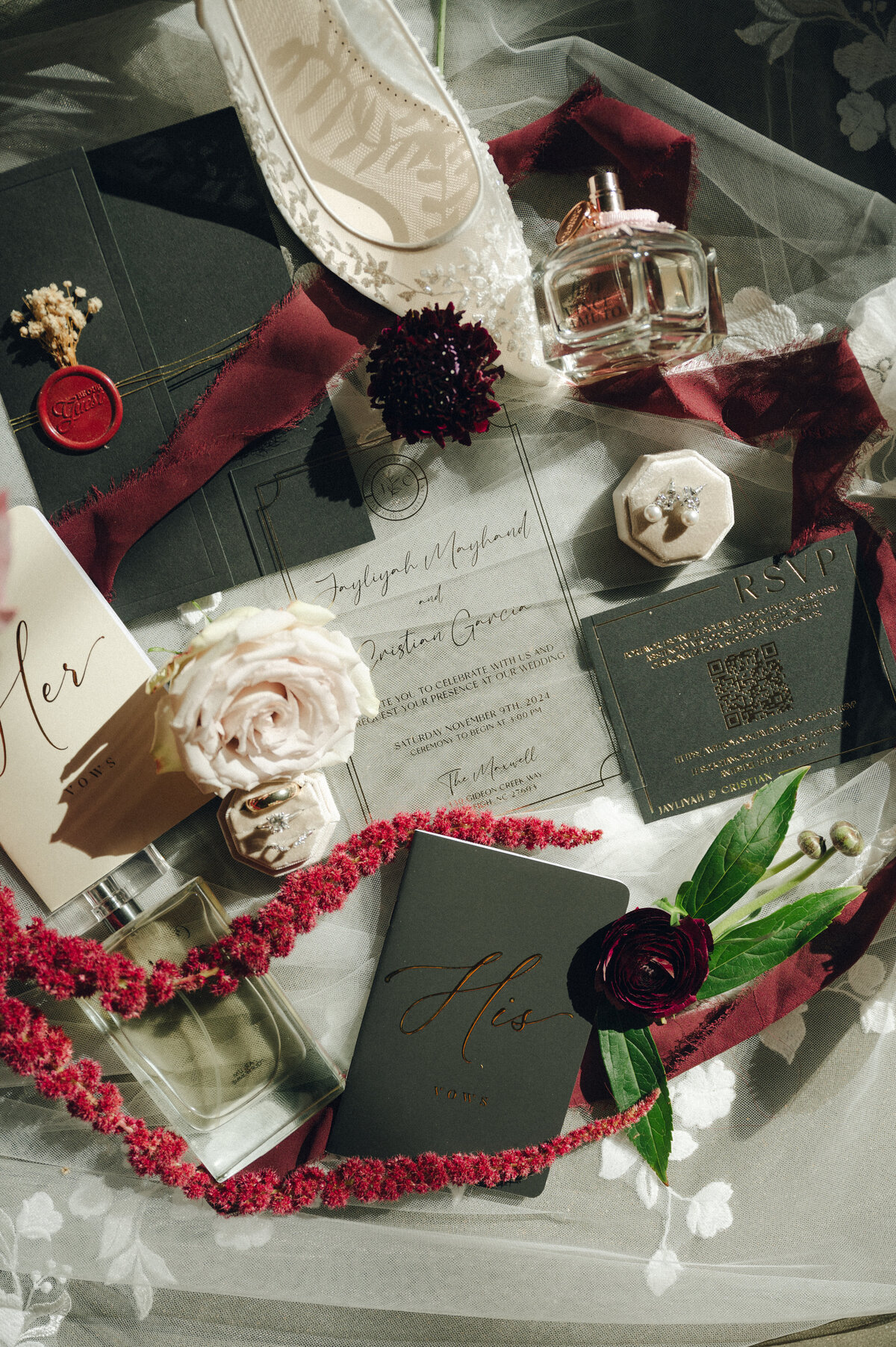 flatlay_wedding_details_invites