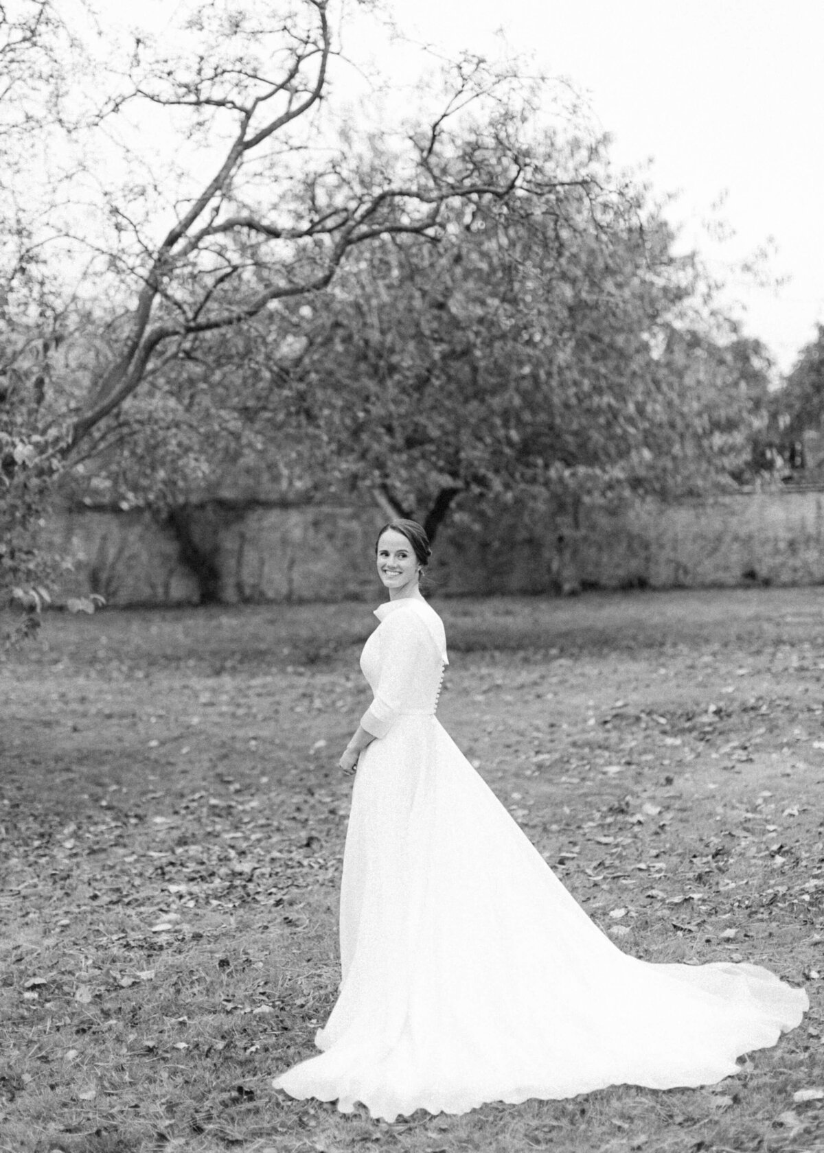 chloe-winstanley-wedding-oxford-gsp-bride-portrait-suzanne-neville