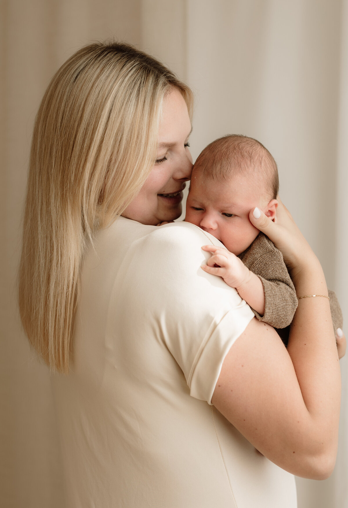 newborn fotograaf - gezinsfotograaf - zwangerschapsfotografie - videograaf - Sint-Niklaas - Pictures by Jess - Mama en baby shoot