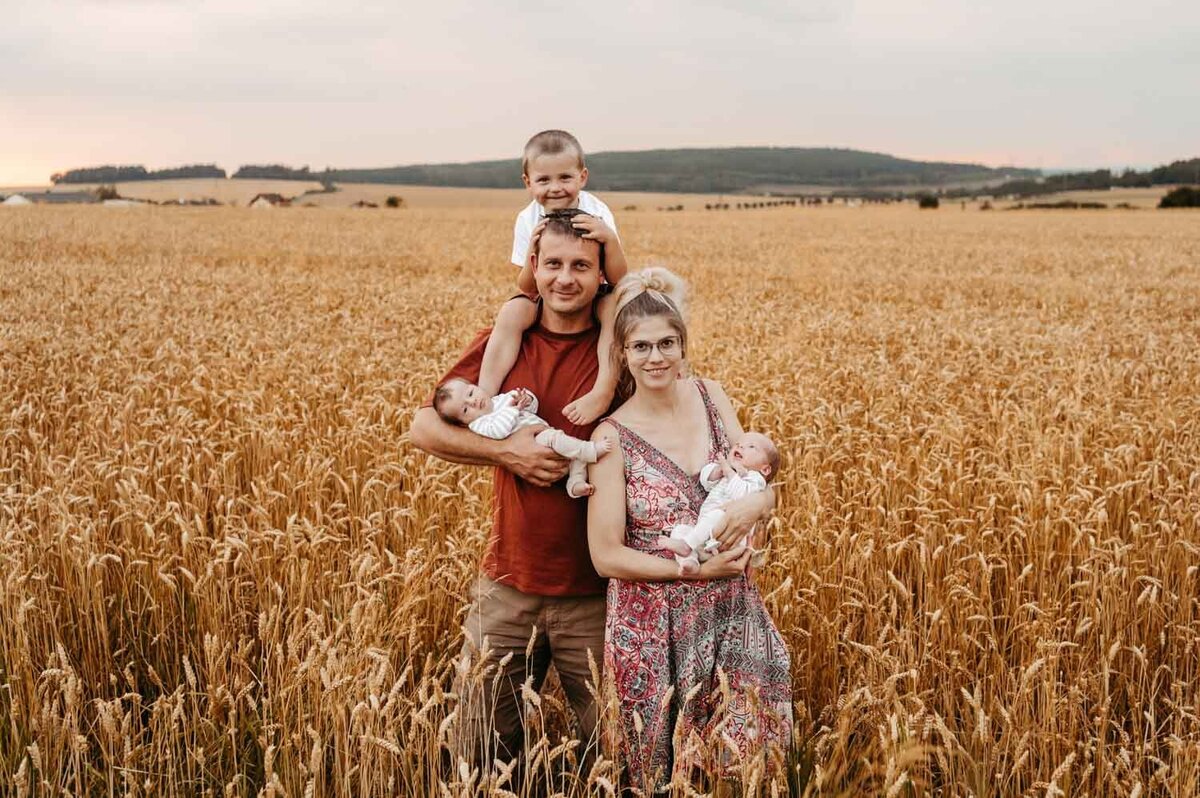 Lifestyle-newborn-foceni-doma_rodinna-fotografka-Praha-vychod_Karolina-Ticha-83