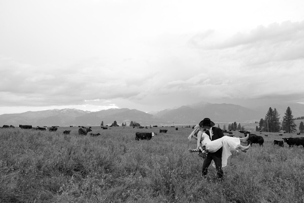 presley-gray-cowboy-luxury-montana-wedding-8971