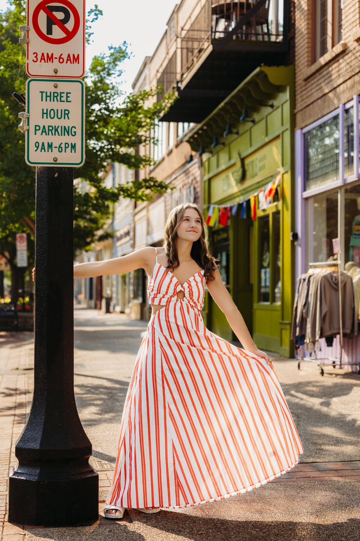 downtown-grand-haven-senior-holding-lamppost