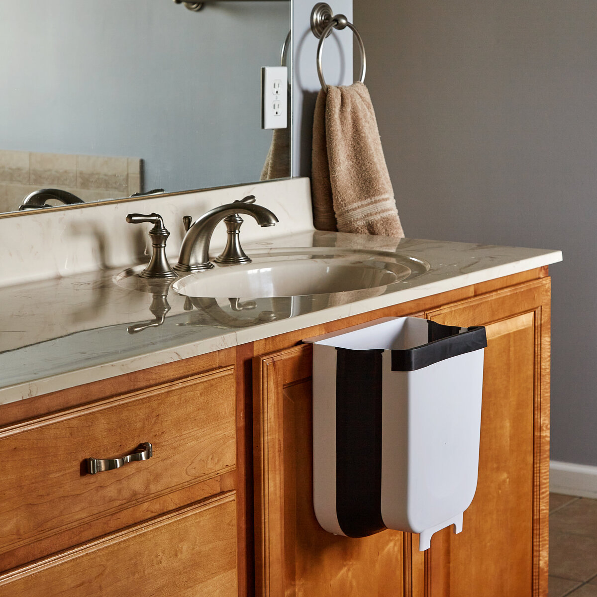 Day_HangingTrashCan_015