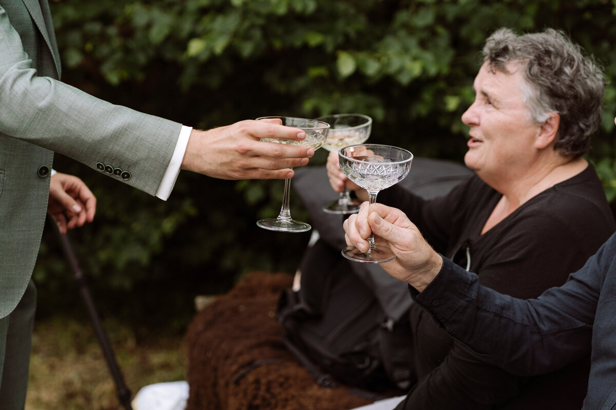 Proost momentje tijdens de borrel. 