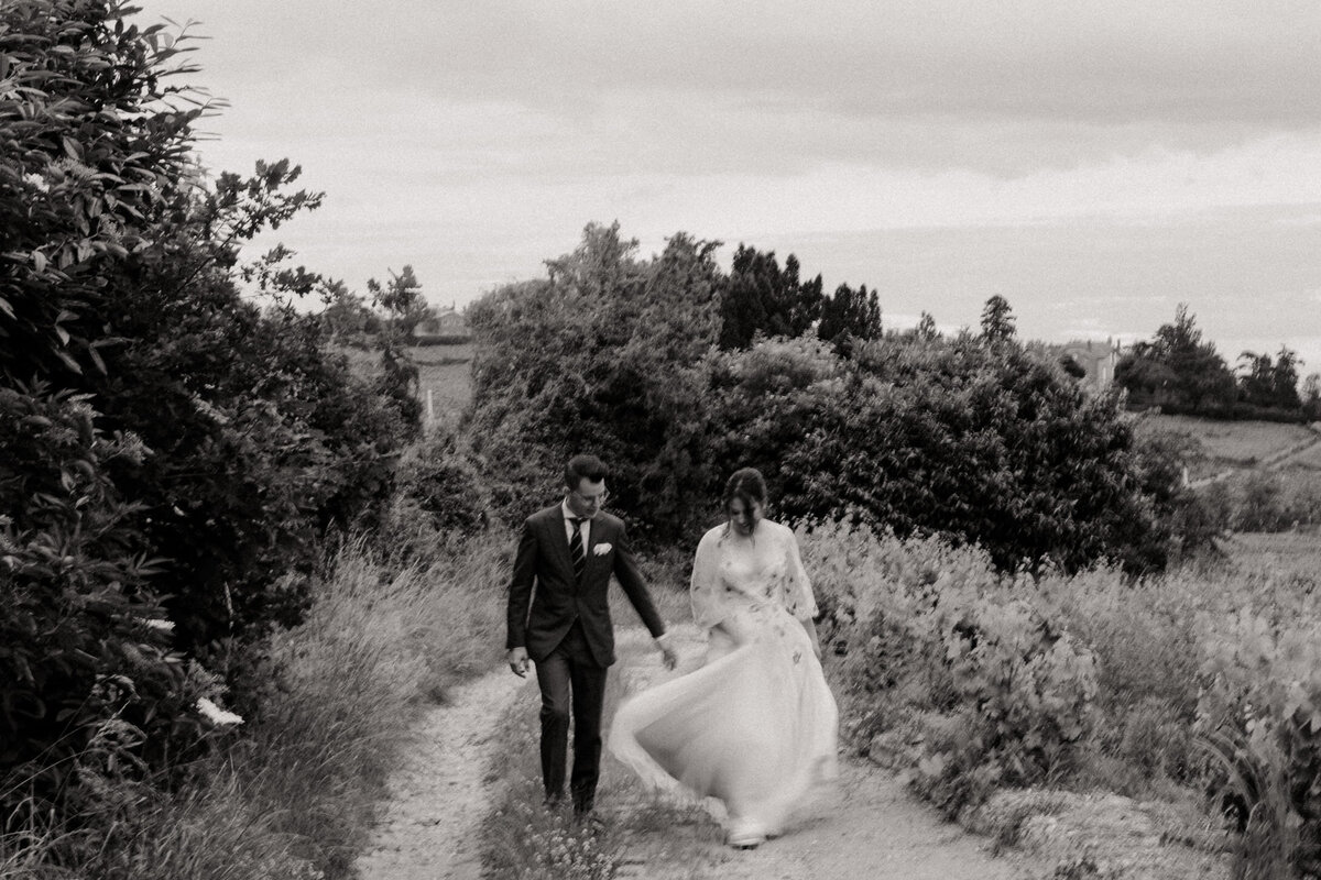 Aryna-et-Nathan-couple-mariage-exterieur-nature1