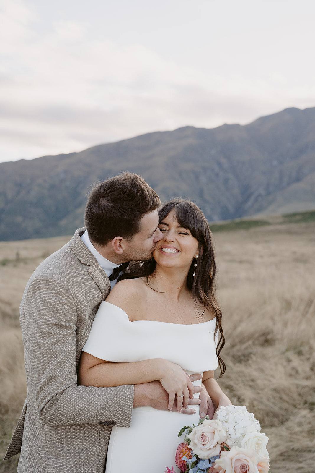 brideandgroomontheirweddingdaykissing
