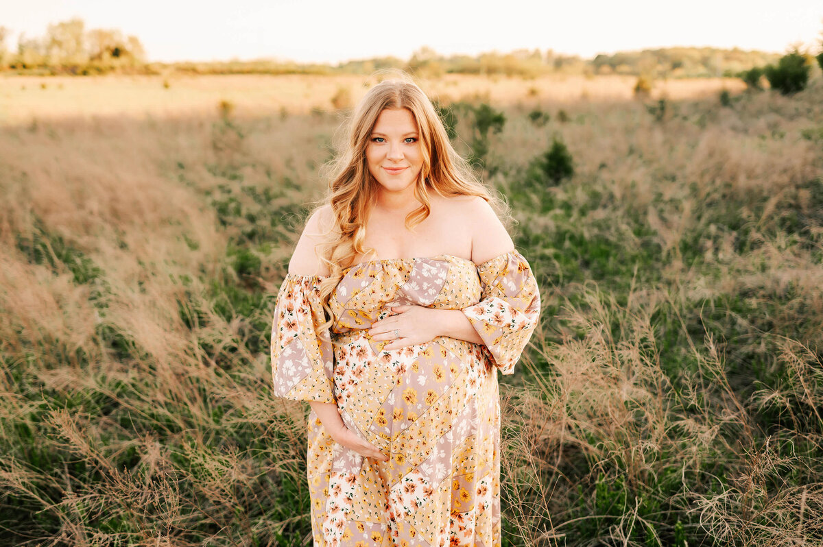 Springfield MO maternity photographer The XO Photography captures pregnant mom in field smiling