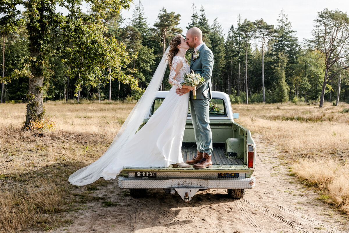 Country bruiloft, boerderij bruiloft, trouwen in Friesland, bruidsfotograaf, trouwfotograaf (64)