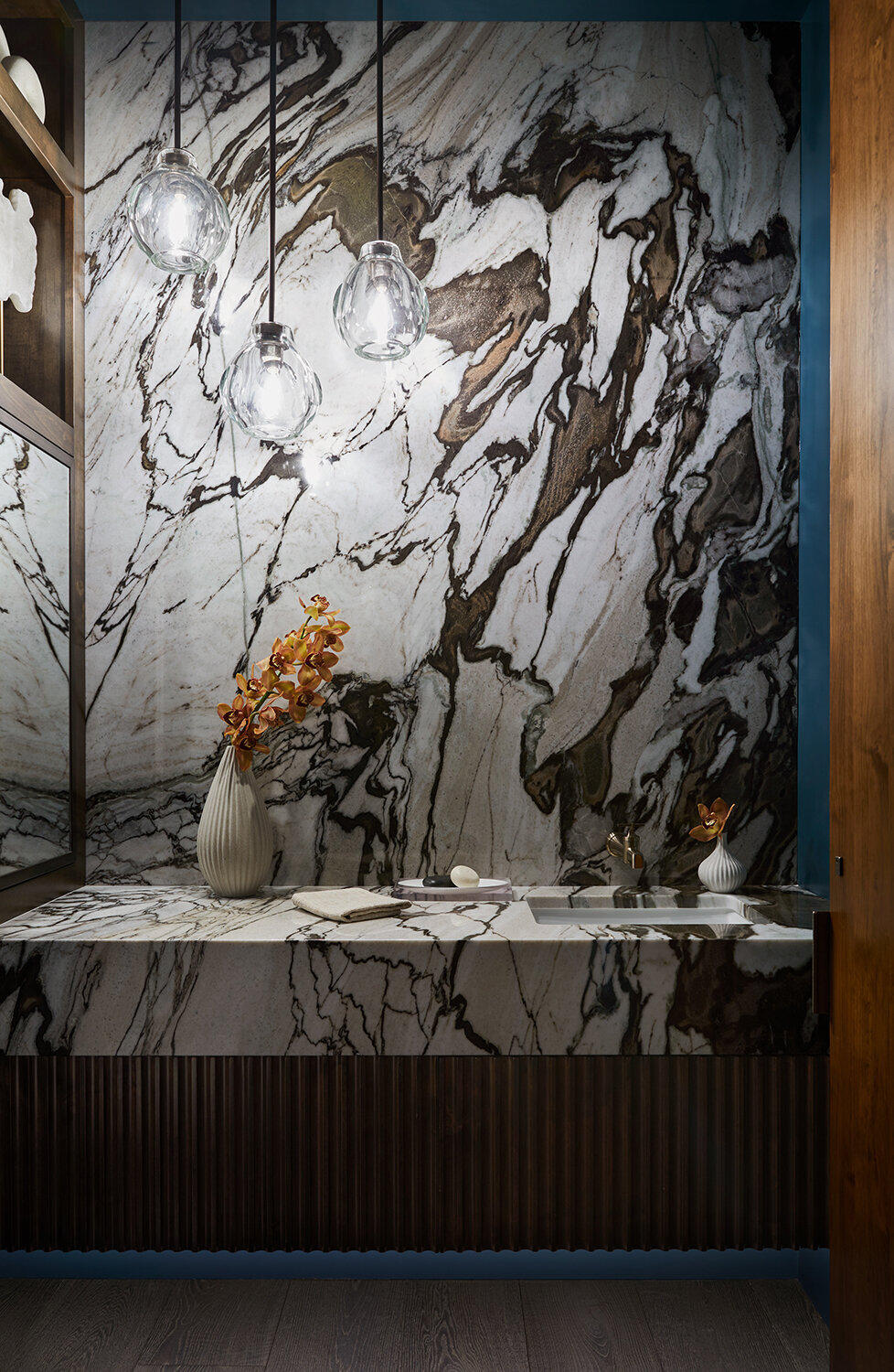 luxe_bathroomdesign_withamoodyvibes_modernlighting