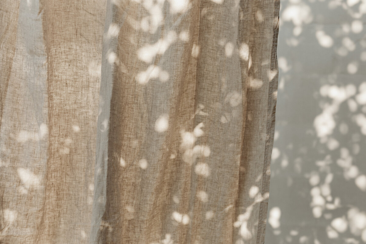 kaboompics_linen-curtains-and-sunshine-backgrounds-wallpapers-negative-space-27209