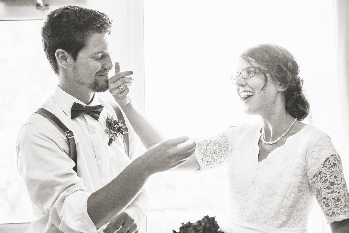 wedding speeches and cake | Iowa wedding photographer | Iowa Photographer | Playlife | Cedar Rapids | Iowa City | Kalona | Alaynna Ann Schwartz-46