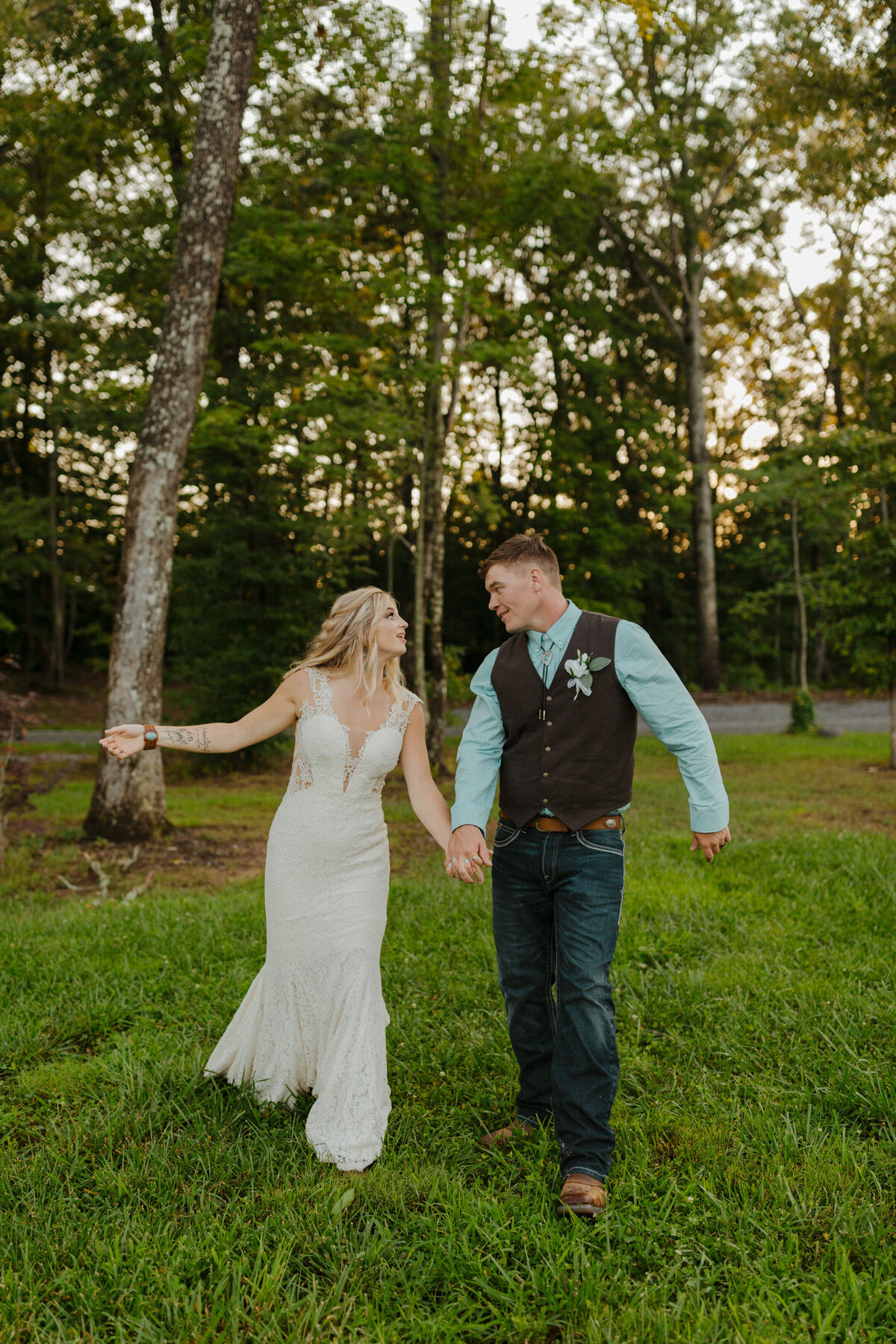 colorado-wedding-photographer-in-soddy-daisy-tennessee-at-mountain-heights-venue-near-nashville-horse-dog-lake-barn-708