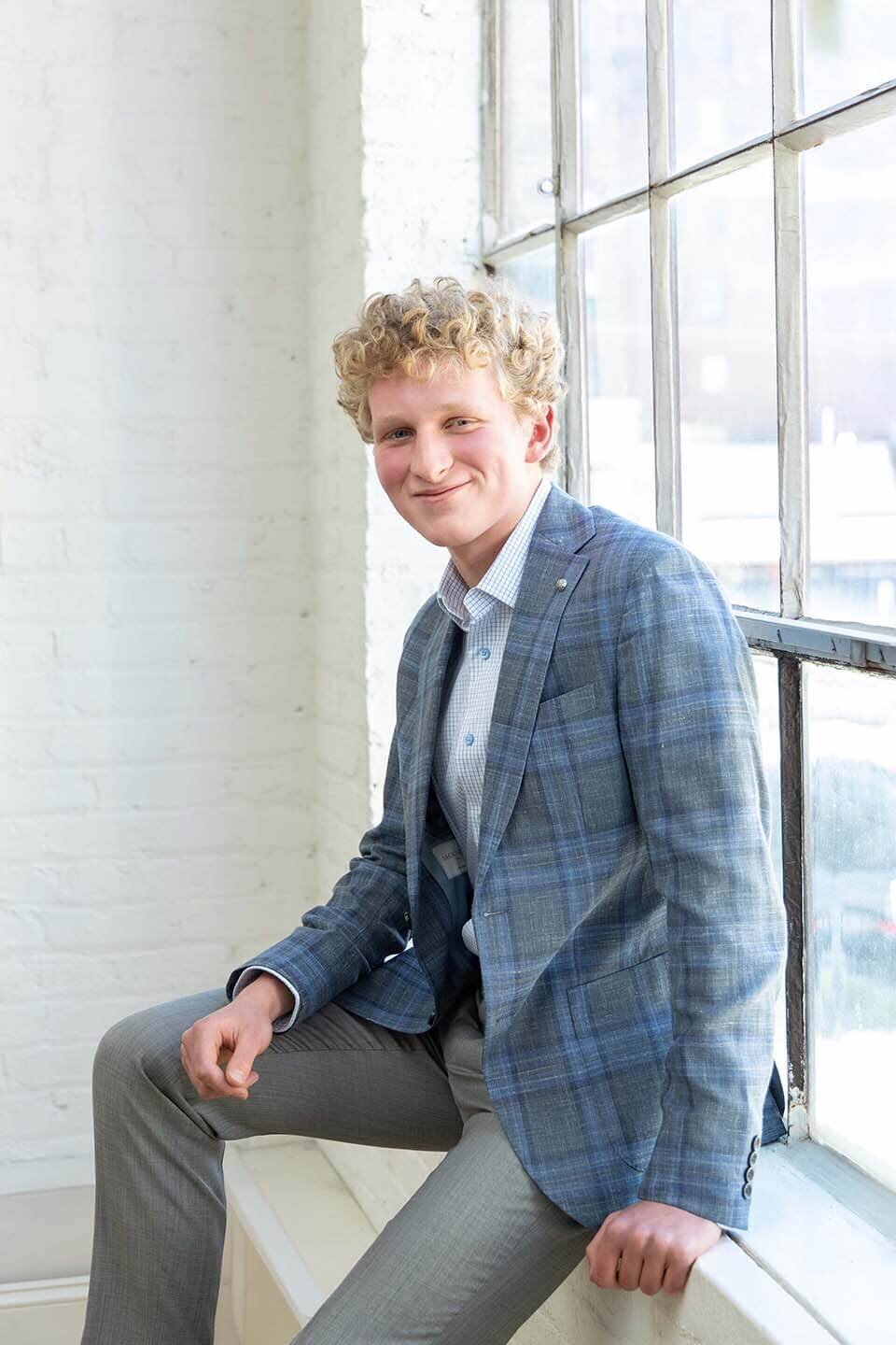 highschool-senior-guy-in-plaid-suit