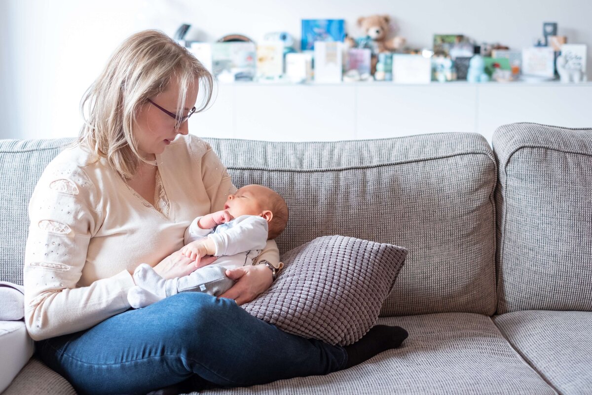 Kraamreportage lifestyle newborn shoot met mama - Irene Maris Fotografie Tilburg