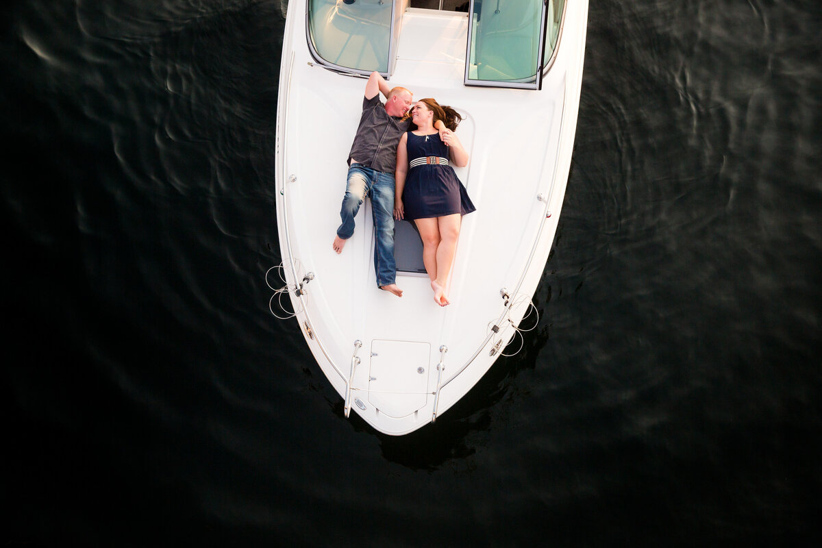boat-couple-portrait-coeur-dalene-engagement