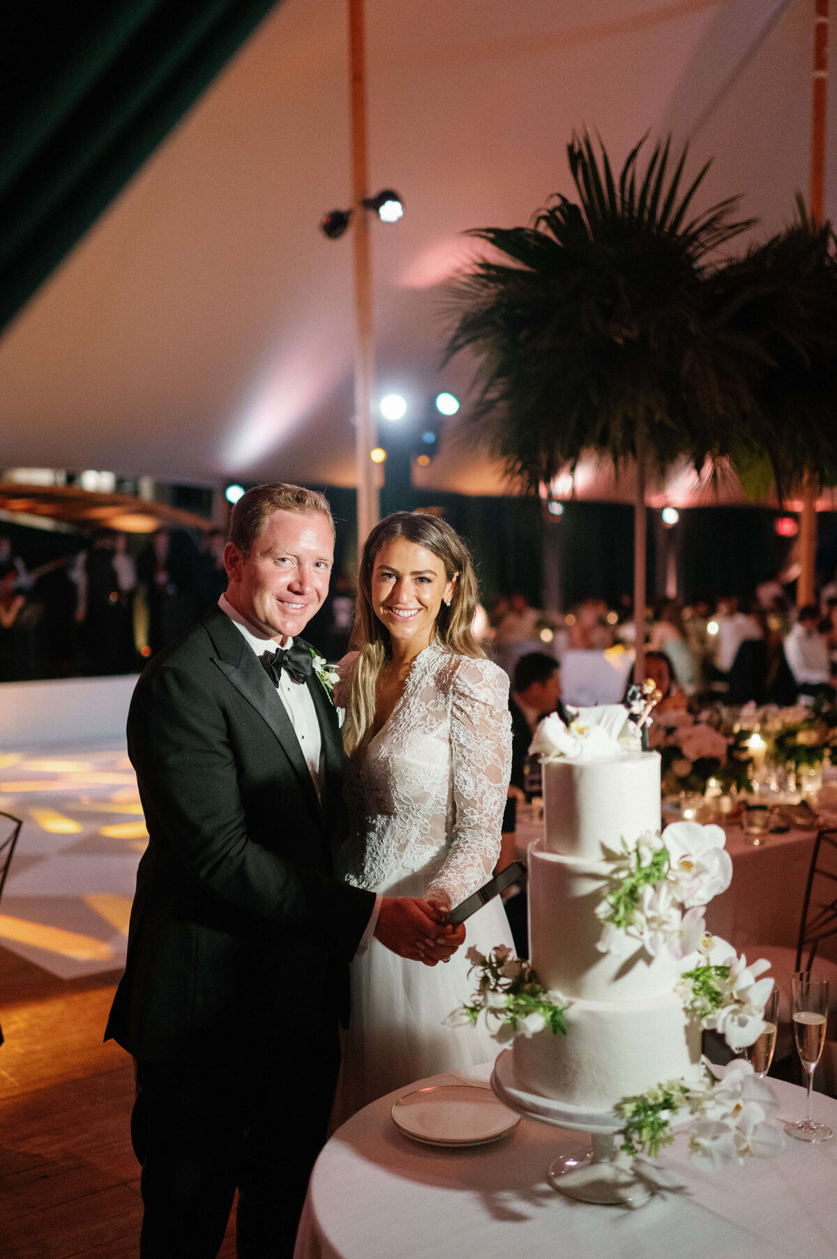 56. Naples-bride-groom-white cake-cutting