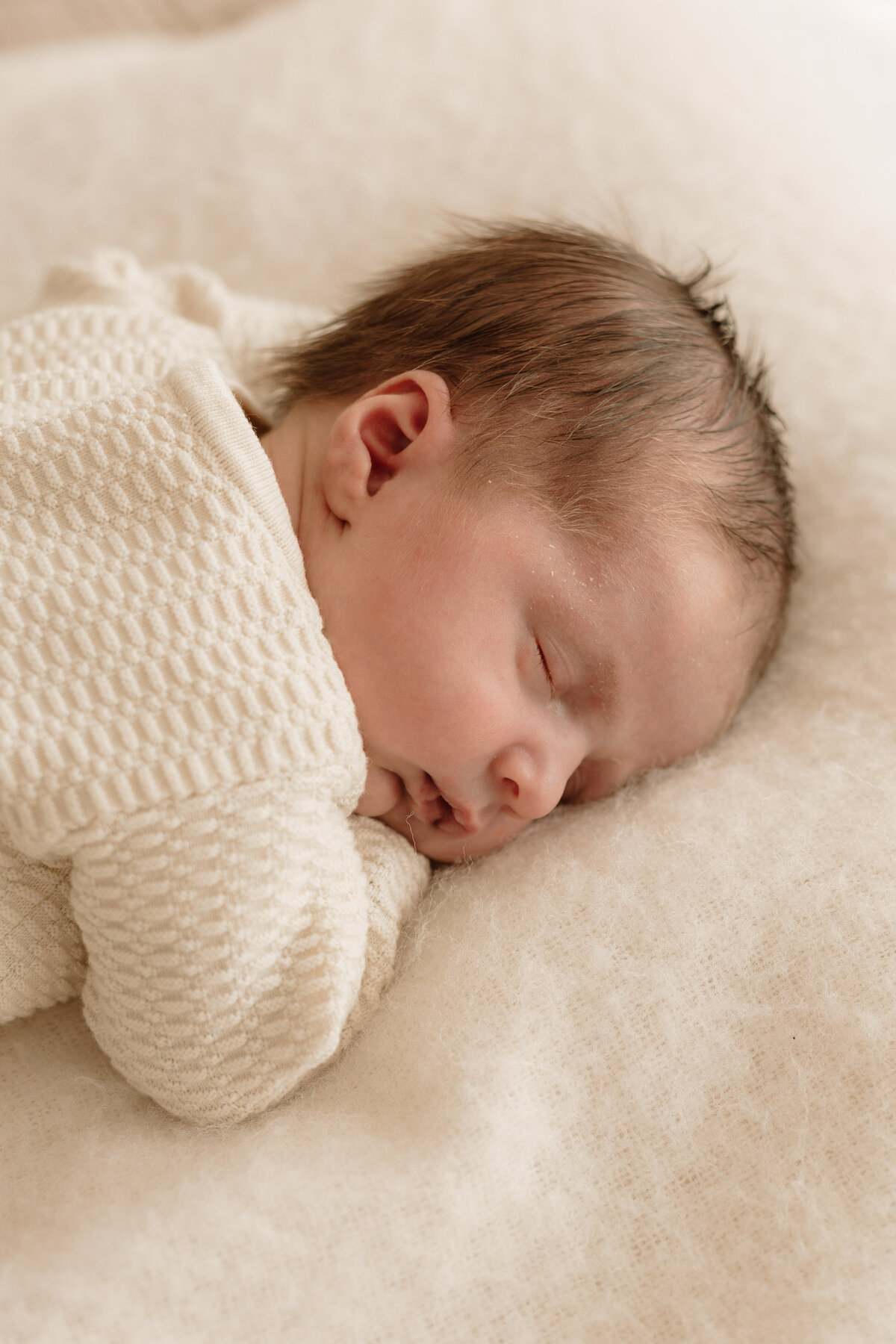 newborn fotograaf - gezinsfotograaf - zwangerschapsfotografie - videograaf - Sint-Niklaas - Pictures by Jess - Mama en baby shoot