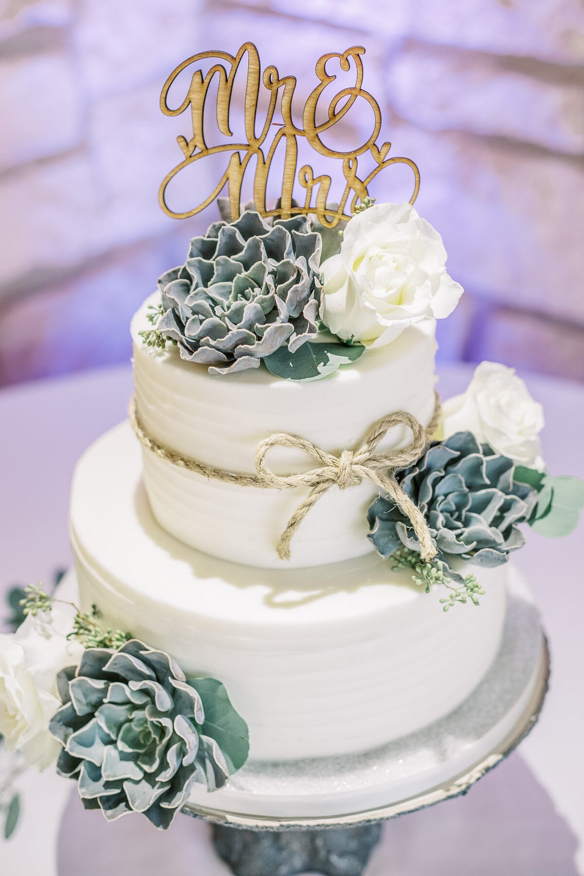 wedding-cake-with-succulents